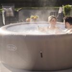LAY-Z-SPA Palm Springs von Bestway im Test LAY Z SPA Palm Springs Auszeit im Whirlpool