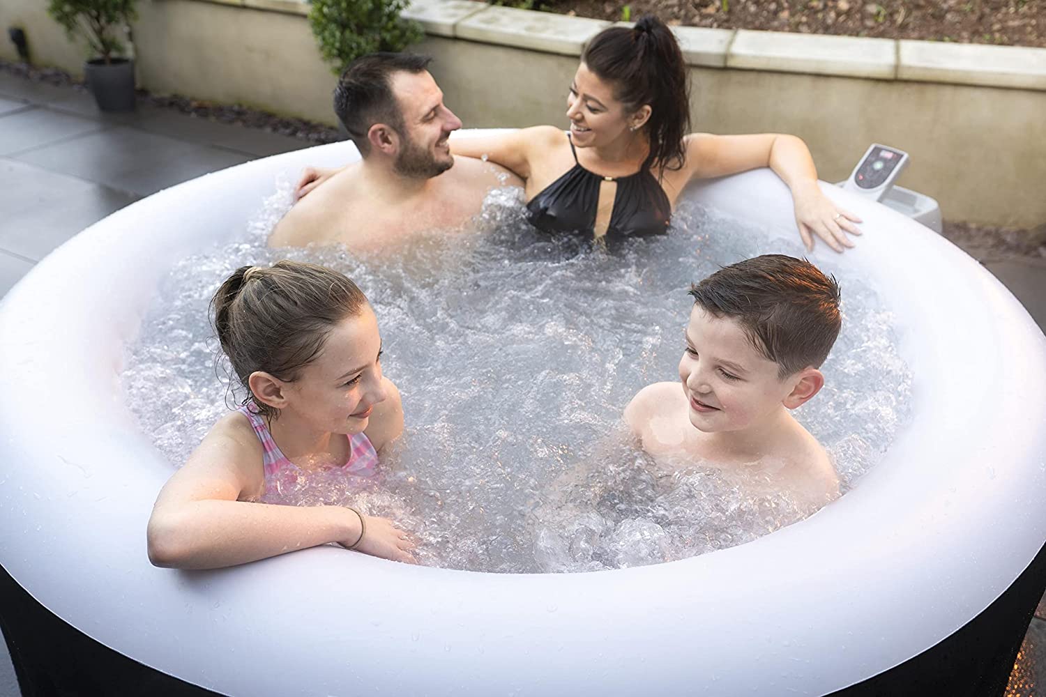 Der LAY Z SPA Miami bietet Platz für 4