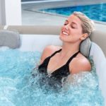 Sprudelbad zum Entspannen im Outdoorwhirlpool